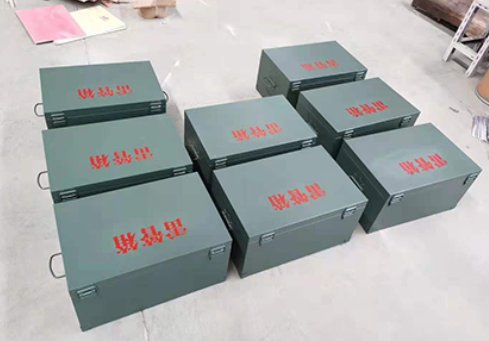 高台炸药箱和雷管箱一般是怎么存放的？